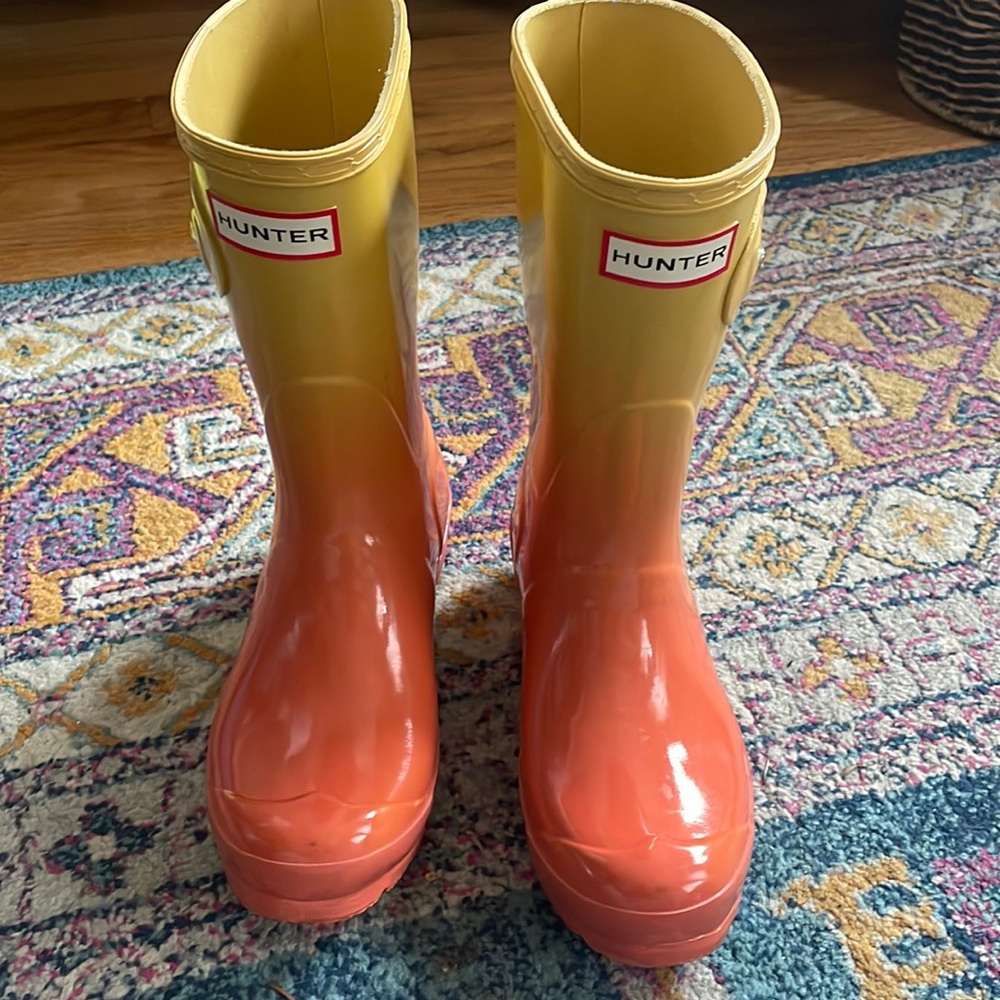 Girls hunter boots size is women’s 5 in ombre sunset.